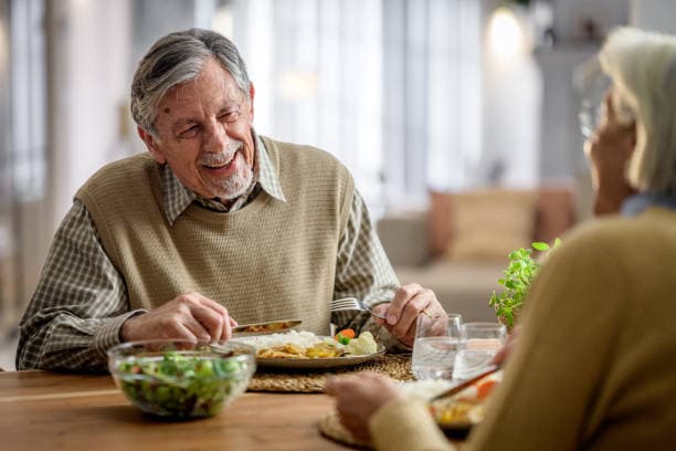 Seniors sharing meals and stories of healthy aging