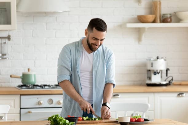 Healthy lunch ideas for weight loss with a colorful, balanced plate of veggies and proteins