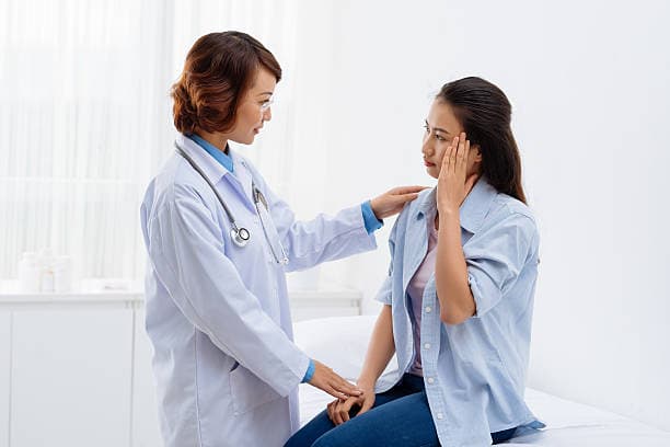 Doctor discussing migraine diagnosis with patient