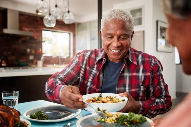 Senior diet tips for chronic disease prevention: A balanced plate of colorful vegetables and lean proteins