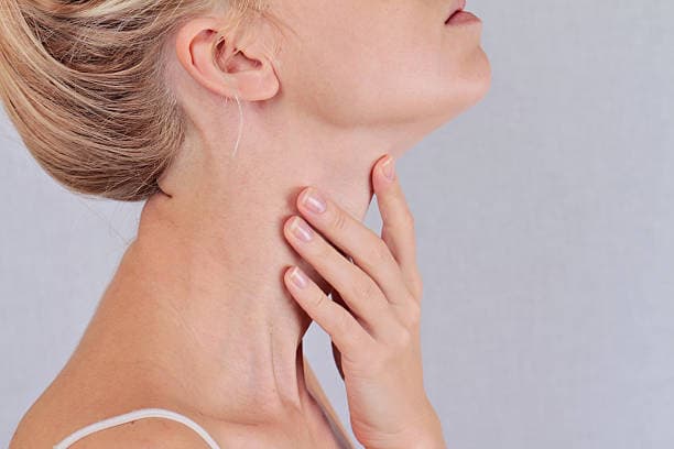 Illustration of thyroid gland and symptoms