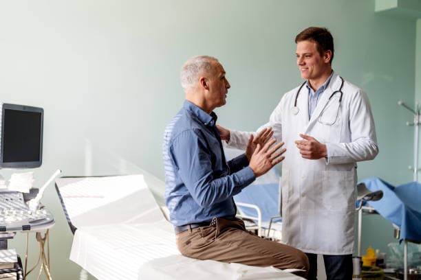 Man discussing UTI symptoms in men with a doctor
