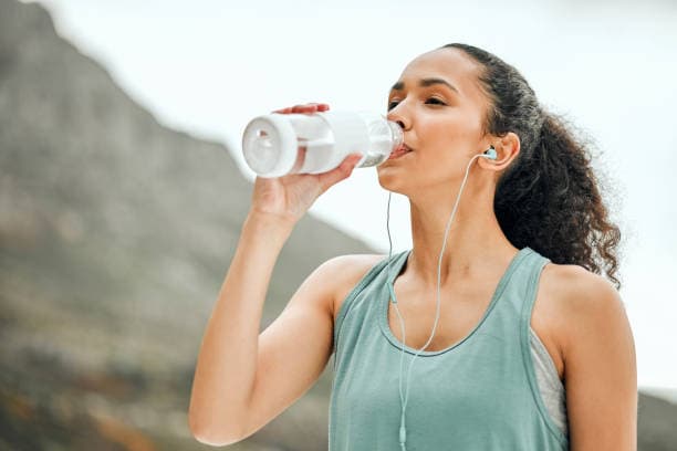Woman practicing UTI prevention by staying hydrated, focusing on UTI symptoms in women